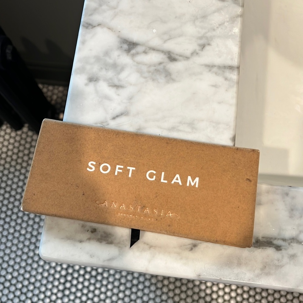 Anastasia Beverly Hills soft glam eyeshadow pallet